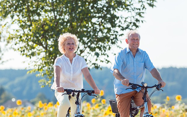 Zwei ältere Menschen auf Fahrräder